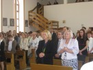 Uczestnicy Mszy św. dziękczynnej za 50 lat istnienia szkoły w Łbiskach